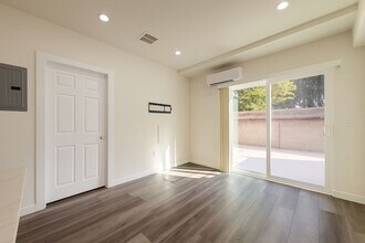 5244 Whitsett Ave in Los Angeles, CA - Foto de edificio - Building Photo