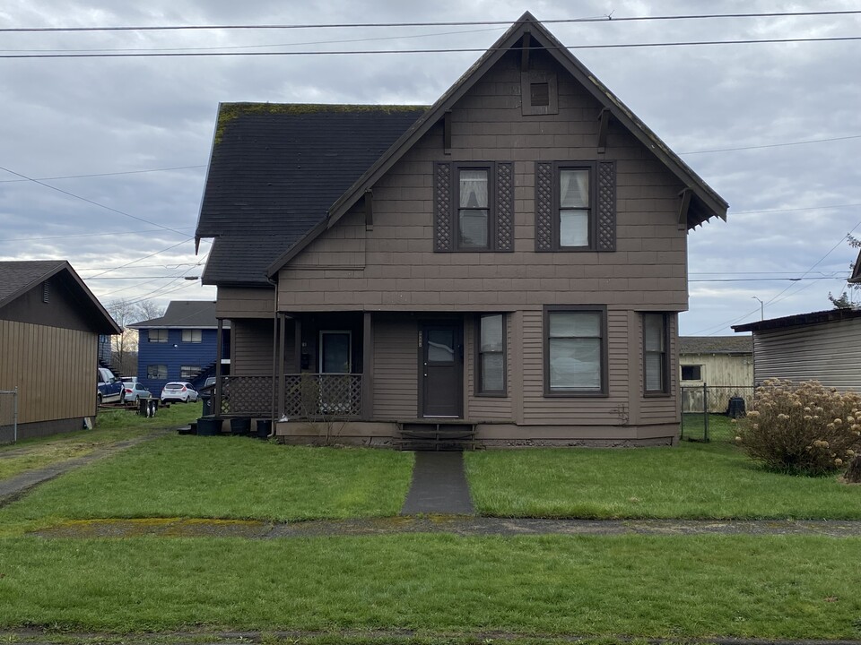 2428 Pacific Ave in Hoquiam, WA - Building Photo