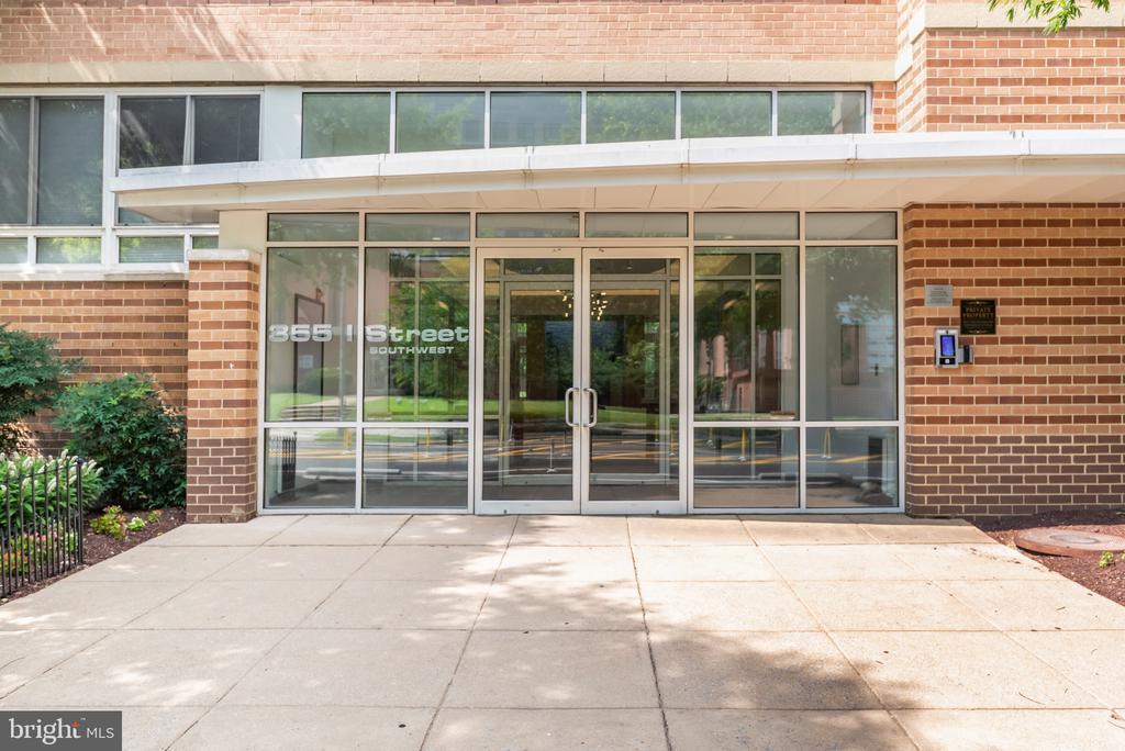 355 I St SW in Washington, DC - Building Photo