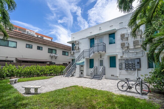 La Canadienne Apartments in Miami Beach, FL - Foto de edificio - Building Photo