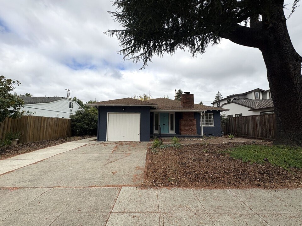 1023 Embarcadero Rd in Palo Alto, CA - Building Photo