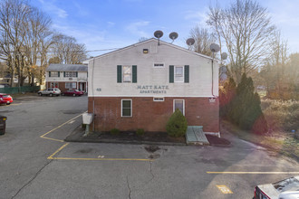 40 W Main St in Clinton, CT - Building Photo - Building Photo