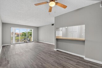 629 Sea Pine Way in Greenacres, FL - Foto de edificio - Building Photo