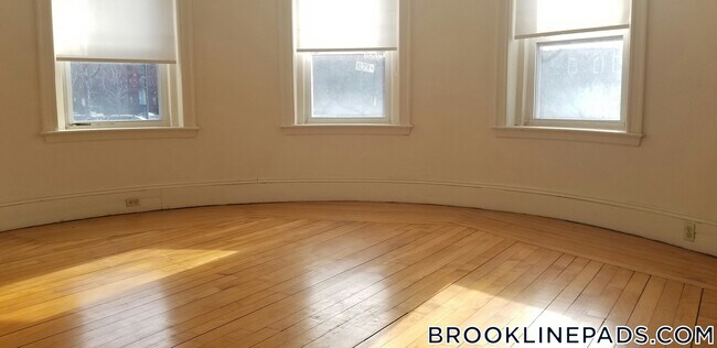 1822 Beacon St in Brookline, MA - Foto de edificio - Building Photo