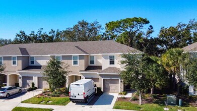 10525 Oakside Dr in Palmetto, FL - Foto de edificio - Building Photo