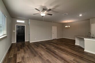 744 Wheatfield Dr in Venus, TX - Foto de edificio - Building Photo