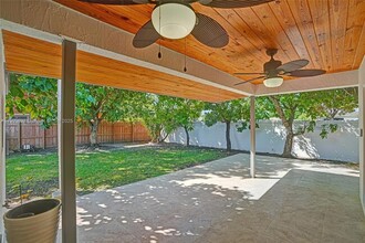 11482 SW 181st St in Miami, FL - Foto de edificio - Building Photo