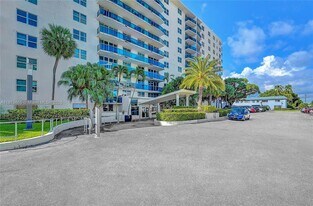 7501 E Treasure Dr, Unit 1A in North Bay Village, FL - Building Photo