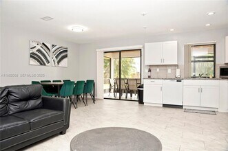 722 SE Thanksgiving Ave in Port St. Lucie, FL - Building Photo - Building Photo