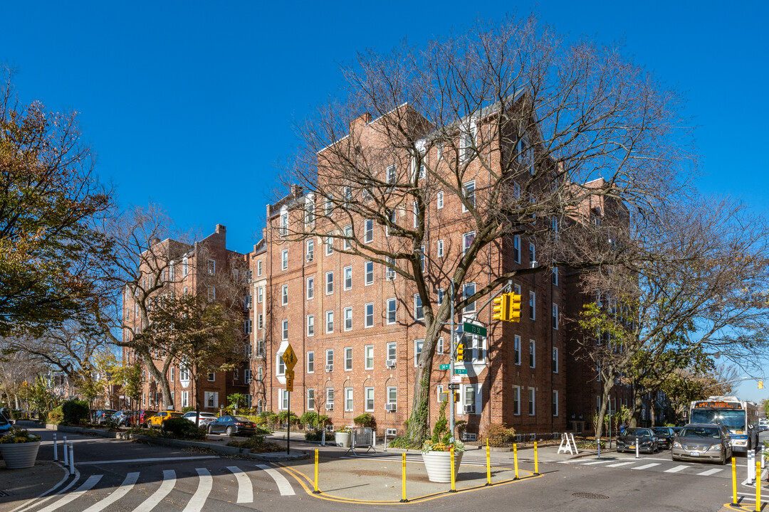 7217 34th Ave in Flushing, NY - Building Photo