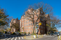 7217 34th Ave in Flushing, NY - Foto de edificio - Primary Photo