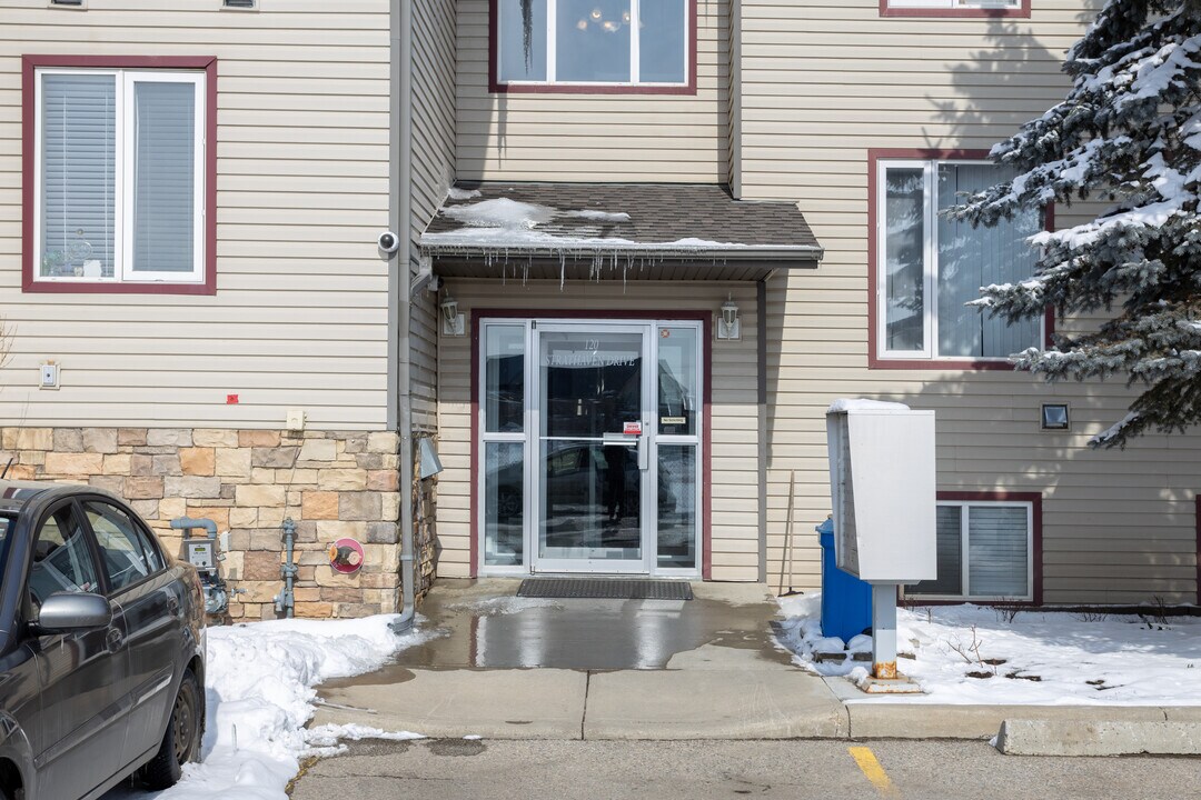 120 Strathaven Dr in Strathmore, AB - Building Photo