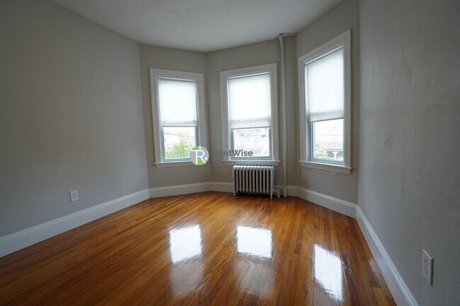 23 Maple St, Unit 4 in Watertown, MA - Building Photo - Building Photo