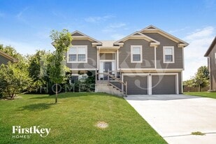 11111 Highview Rd in Peculiar, MO - Building Photo