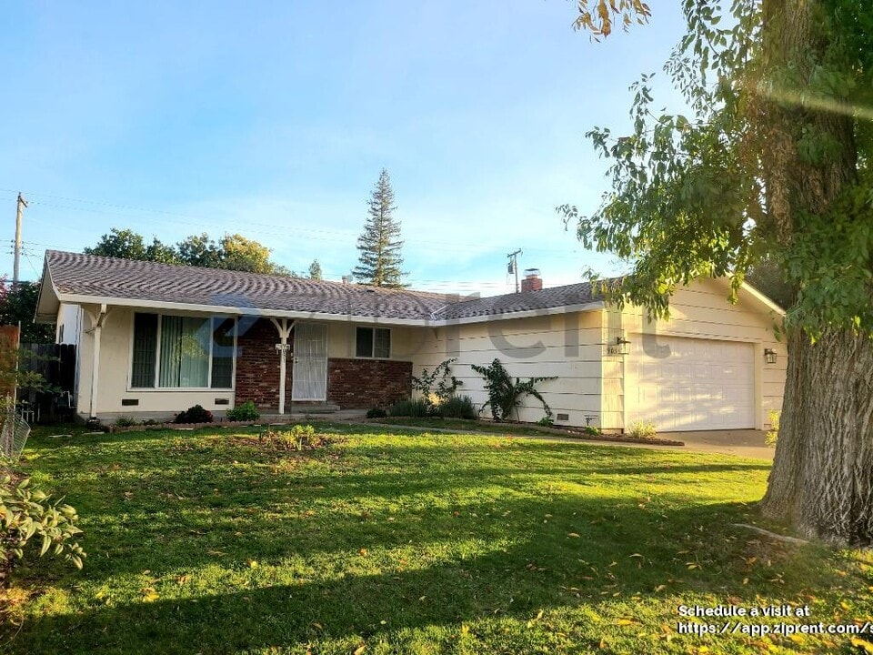 9033 Fashion Dr in Sacramento, CA - Building Photo