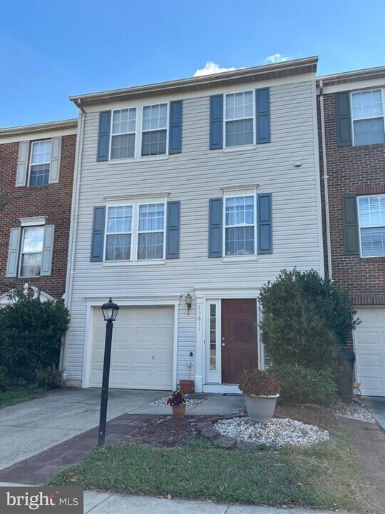 13611 Beckingham Dr in Herndon, VA - Building Photo