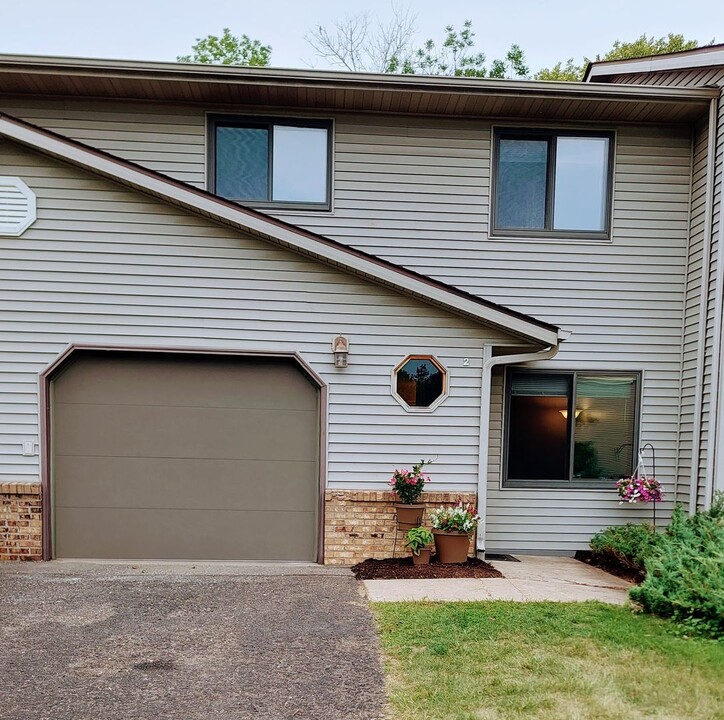 1169 Bartosh Ln in River Falls, WI - Building Photo