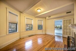 26 Hamilton Rd, Unit 3 in Brookline, MA - Building Photo