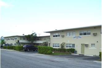 The Palms Apartments in Riviera Beach, FL - Building Photo - Building Photo