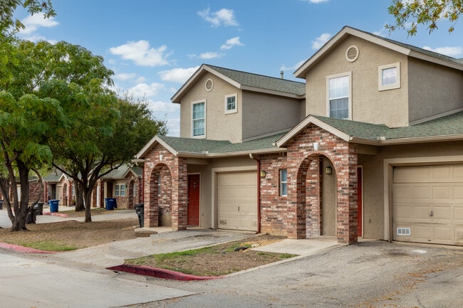 Hunters Glen- Income Restricted in San Antonio, TX - Foto de edificio - Building Photo