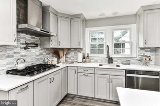3529 Woodburn Rd in Annandale, VA - Building Photo - Building Photo
