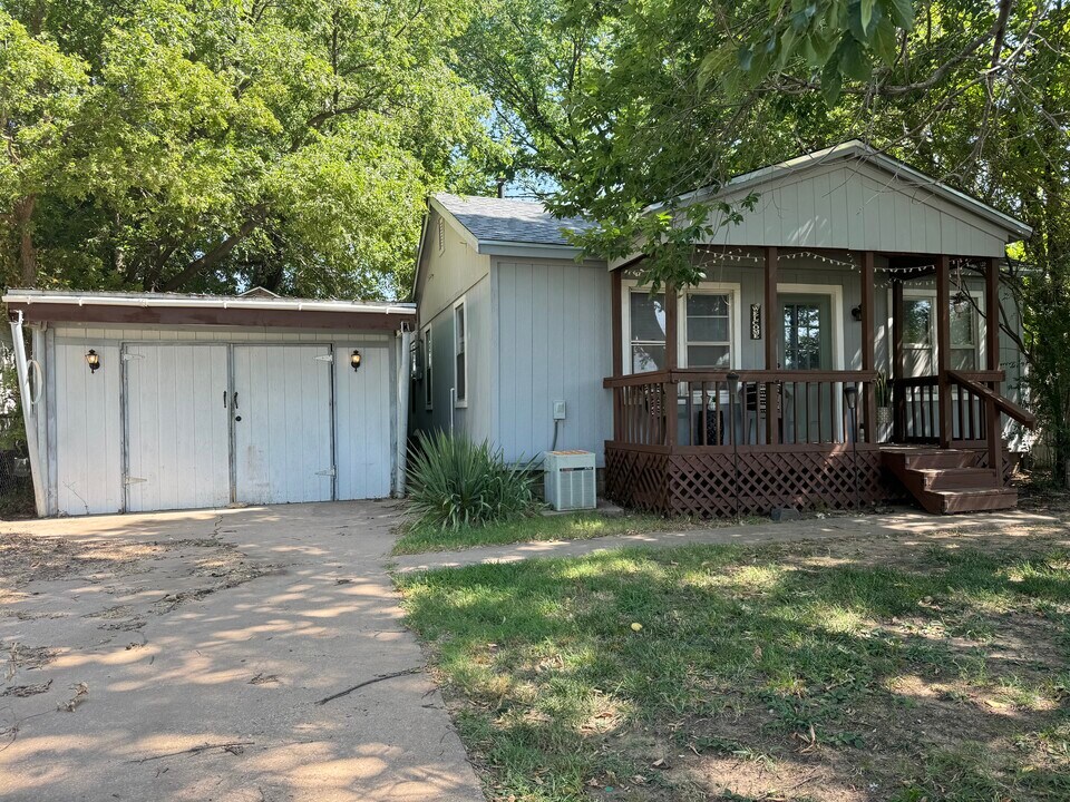 1240 E Walnut St in Cushing, OK - Building Photo