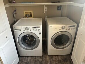 6930 N Fox Point Dr in Peoria, IL - Building Photo - Building Photo