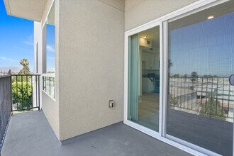 8802 Van Nuys Blvd in Los Angeles, CA - Foto de edificio - Building Photo