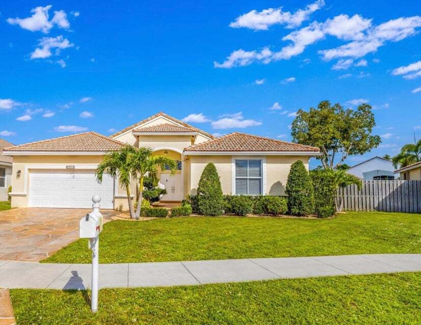 9325 Cove Point Cir in Boynton Beach, FL - Building Photo