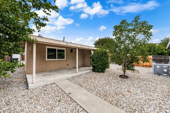 property at 941 E 9th St