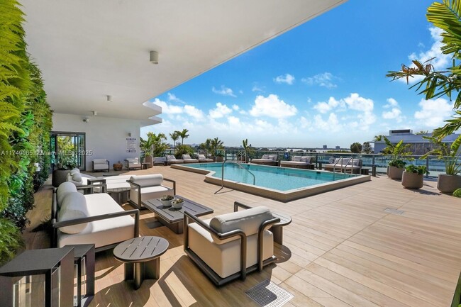 9901 W Bay Harbor Dr in Bay Harbor Islands, FL - Building Photo - Building Photo