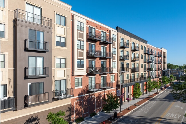 Quincy Station in Westmont, IL - Building Photo - Building Photo