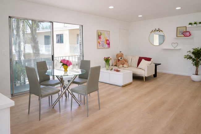 5860 Hazeltine Ave, Unit 10B in Los Angeles, CA - Foto de edificio - Building Photo