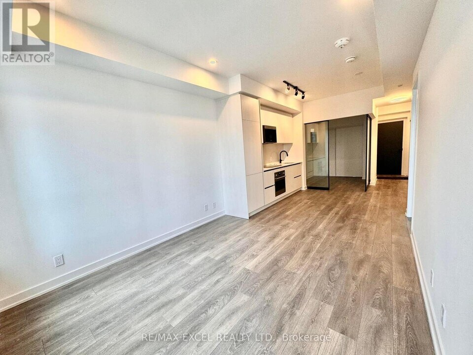 108-2108 Peter St in Toronto, ON - Building Photo