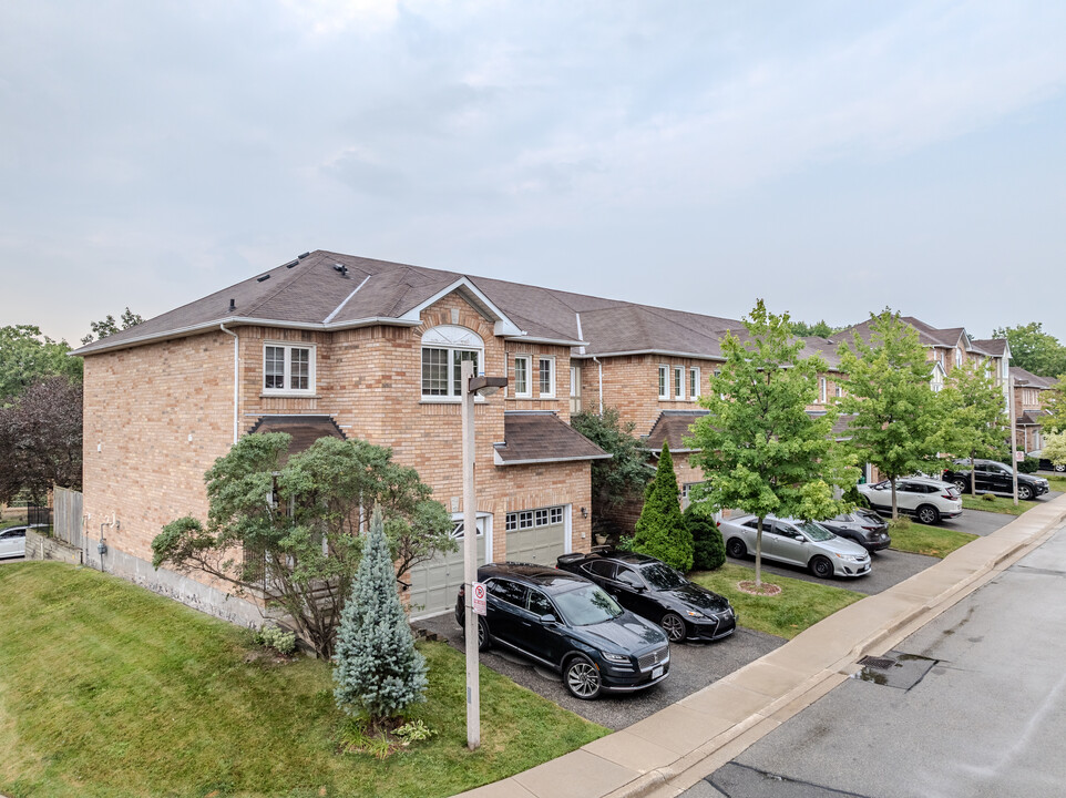 Sugarbush in Mississauga, ON - Building Photo