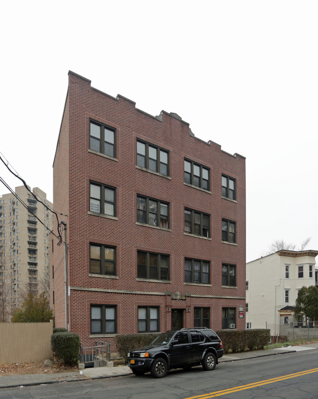 411 Warburton Ave in Yonkers, NY - Foto de edificio - Building Photo