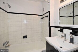 915 Hughes Mews NW in Washington, DC - Building Photo - Building Photo