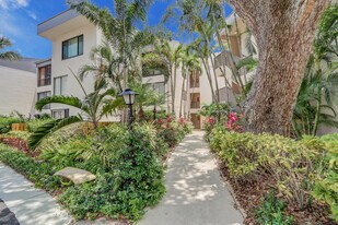 1618 12 Oaks Way in North Palm Beach, FL - Building Photo
