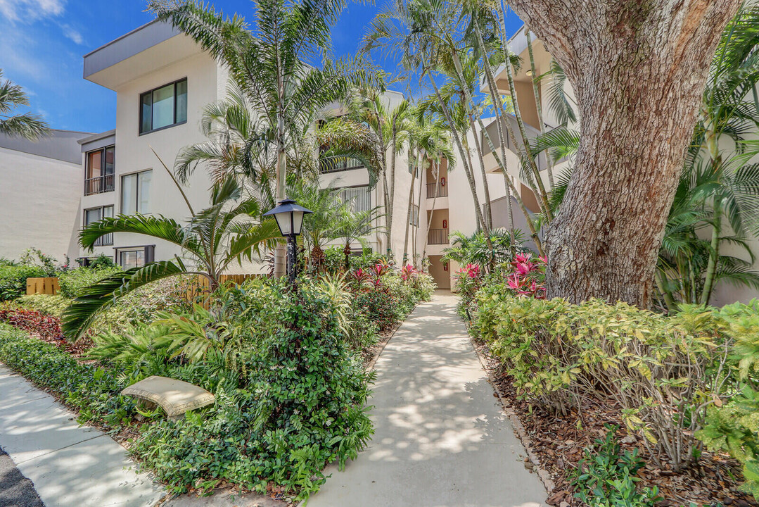 1618 12 Oaks Way in North Palm Beach, FL - Foto de edificio