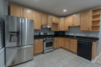 2235 W Fullerton Ave, Unit 1 in Chicago, IL - Foto de edificio - Building Photo