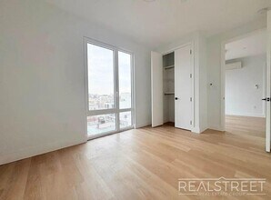 Sun-Drenched Boutique Living in Prime Williamsburg | Private Balconies & Skyline Views, Unit 4B in Brooklyn, NY - Foto de edificio - Building Photo