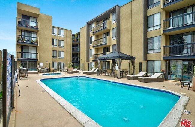7320 Hawthorn Ave, Unit 7320HawthornAve#213 in Los Angeles, CA - Foto de edificio - Building Photo
