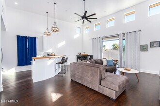 8325 E Wethersfield Rd in Scottsdale, AZ - Building Photo - Building Photo