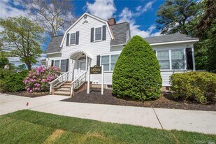 8 Northridge St in Huntington Station, NY - Building Photo