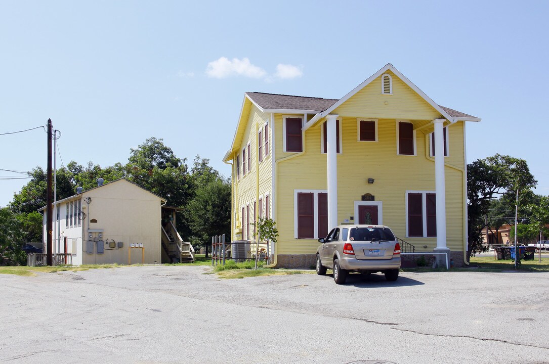 2214-2216 Roosevelt Ave in San Antonio, TX - Foto de edificio