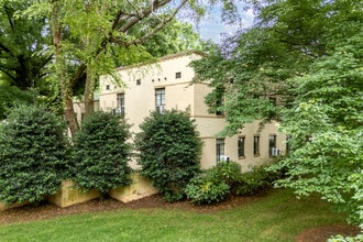 Myrtle Square in Charlotte, NC - Building Photo - Building Photo