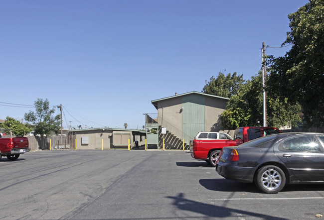 1059 N Sanborn Rd in Salinas, CA - Building Photo - Building Photo