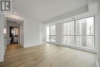 327 King St W in Toronto, ON - Building Photo - Building Photo