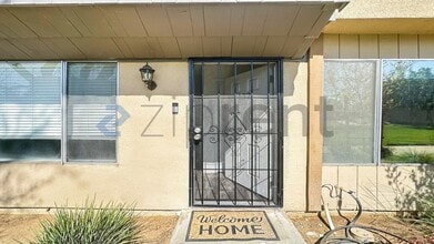 5188 E Ashlan Ave in Fresno, CA - Foto de edificio - Building Photo