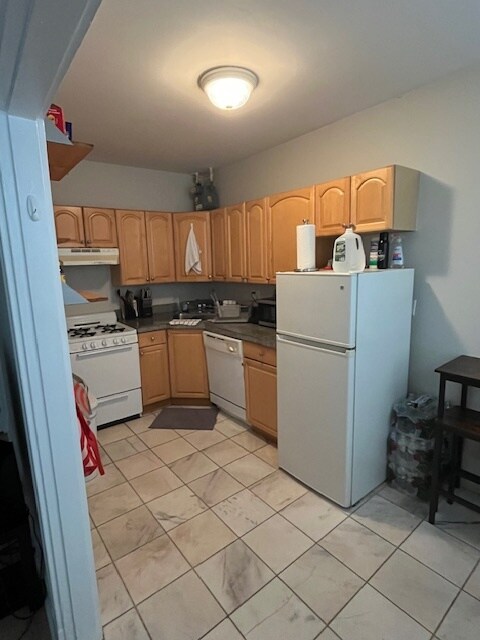 184 Adams St, Unit 26 in Newton, MA - Foto de edificio - Building Photo